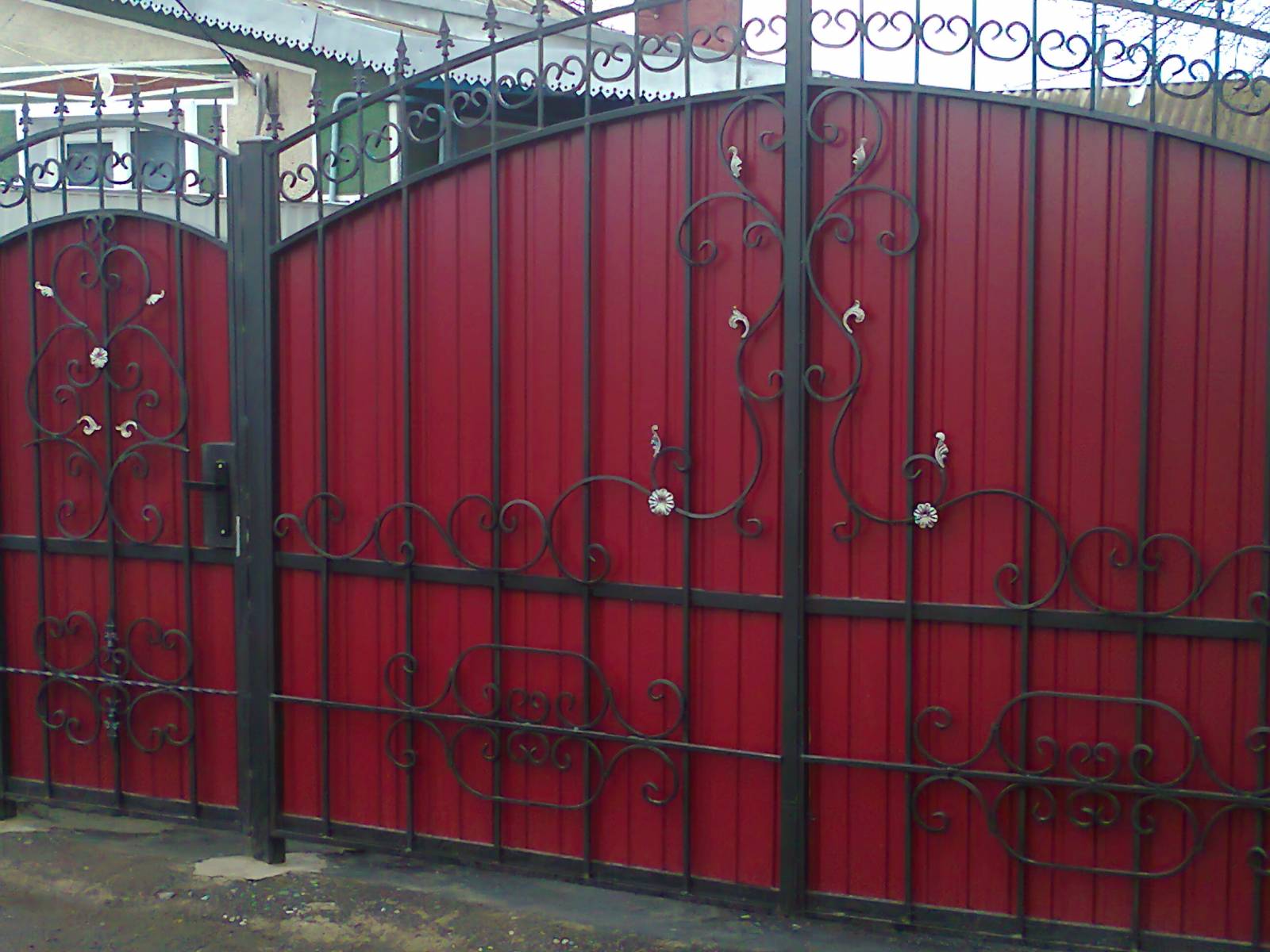 Железные ворота ,бордовый цвет